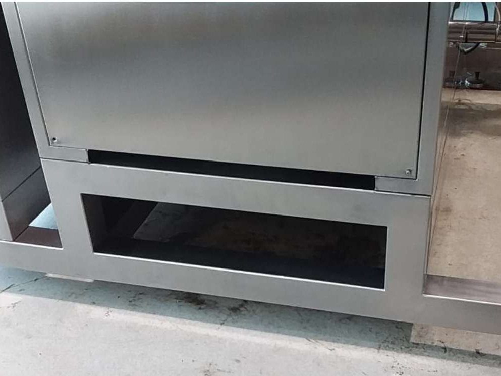 Base de equipamento limpa e escovada