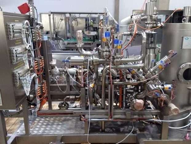 Bloco de válvulas de máquina de envase após limpeza