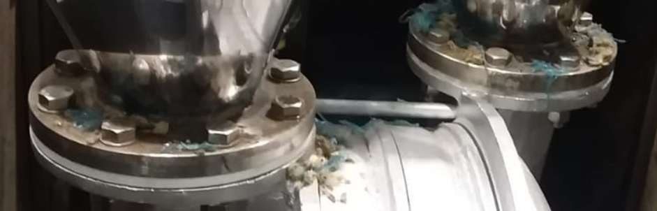 Antes: flanges do destilador de vapor com resíduos acumulados