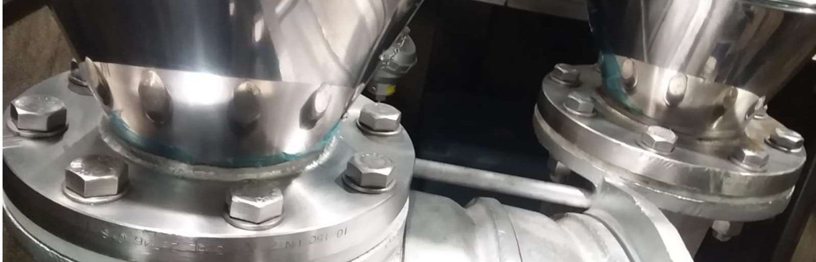 Depois: as mesmas flanges limpas, com o inox escovado